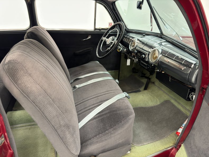 Ford-Deluxe-1947-Dark-Red-Metallic-Gray-17