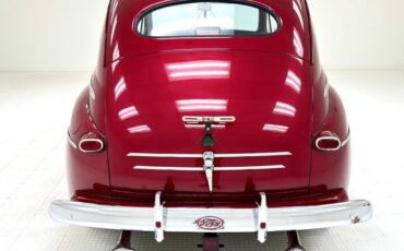 Ford-Deluxe-1947-Dark-Red-Metallic-Gray-2