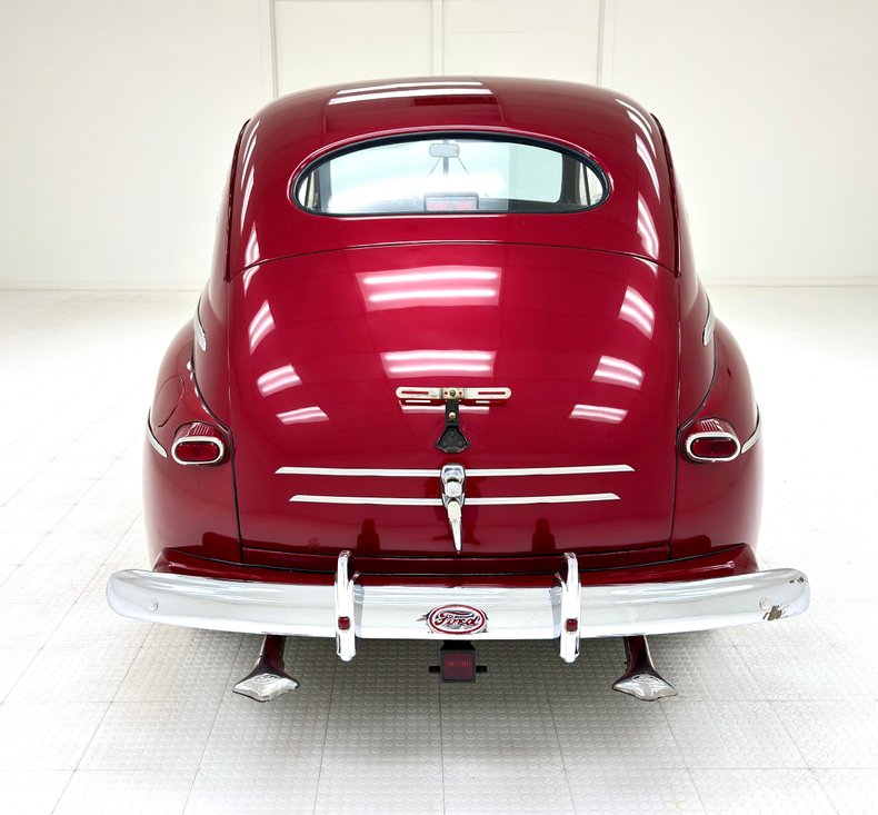 Ford-Deluxe-1947-Dark-Red-Metallic-Gray-2