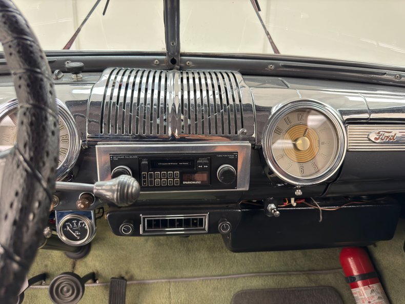 Ford-Deluxe-1947-Dark-Red-Metallic-Gray-25