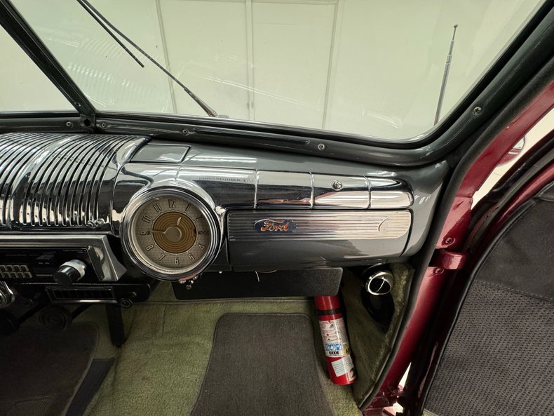 Ford-Deluxe-1947-Dark-Red-Metallic-Gray-26