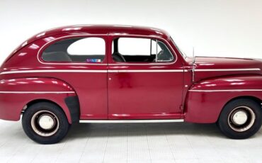 Ford-Deluxe-1947-Dark-Red-Metallic-Gray-4