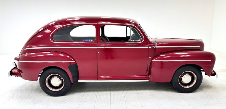 Ford-Deluxe-1947-Dark-Red-Metallic-Gray-4