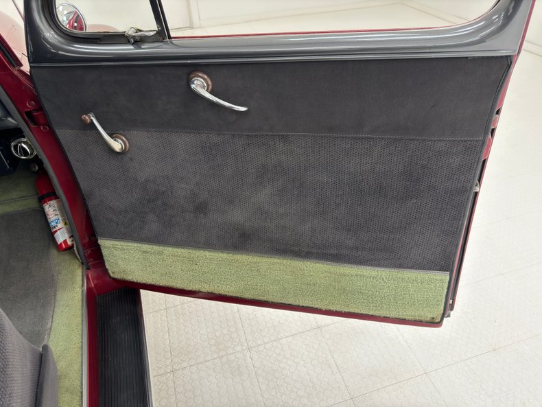 Ford-Deluxe-1947-Dark-Red-Metallic-Gray-45