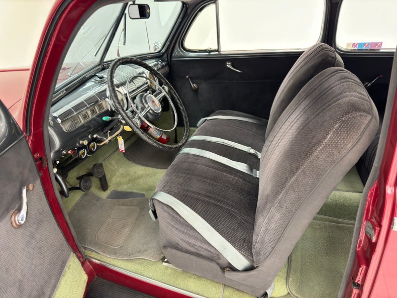 Ford-Deluxe-1947-Dark-Red-Metallic-Gray-47