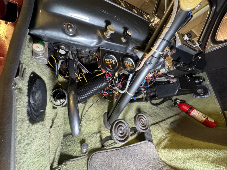 Ford-Deluxe-1947-Dark-Red-Metallic-Gray-9