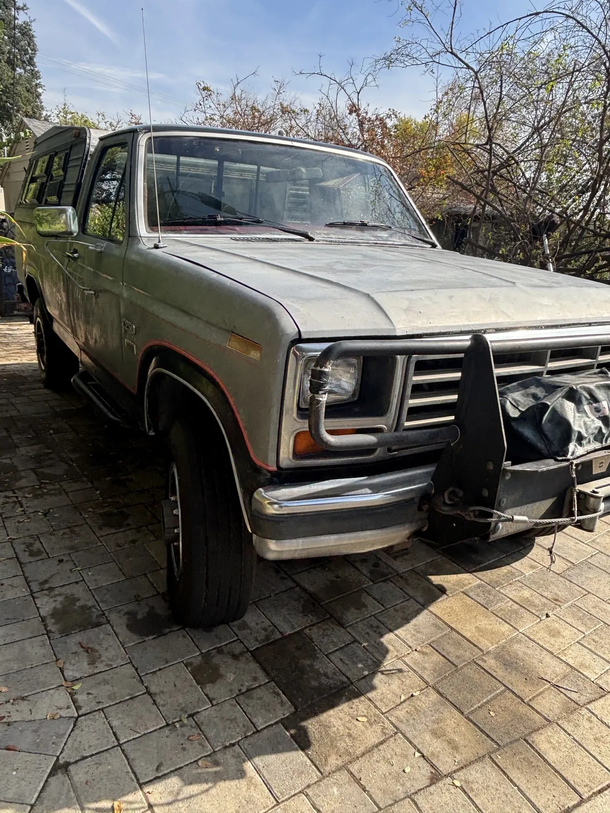 Ford-F-250-1984-Grey-Red-1