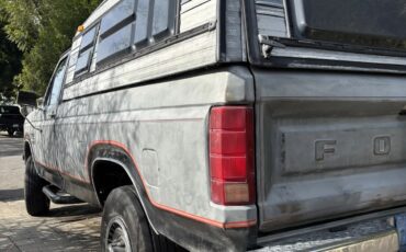 Ford-F-250-1984-Grey-Red-2