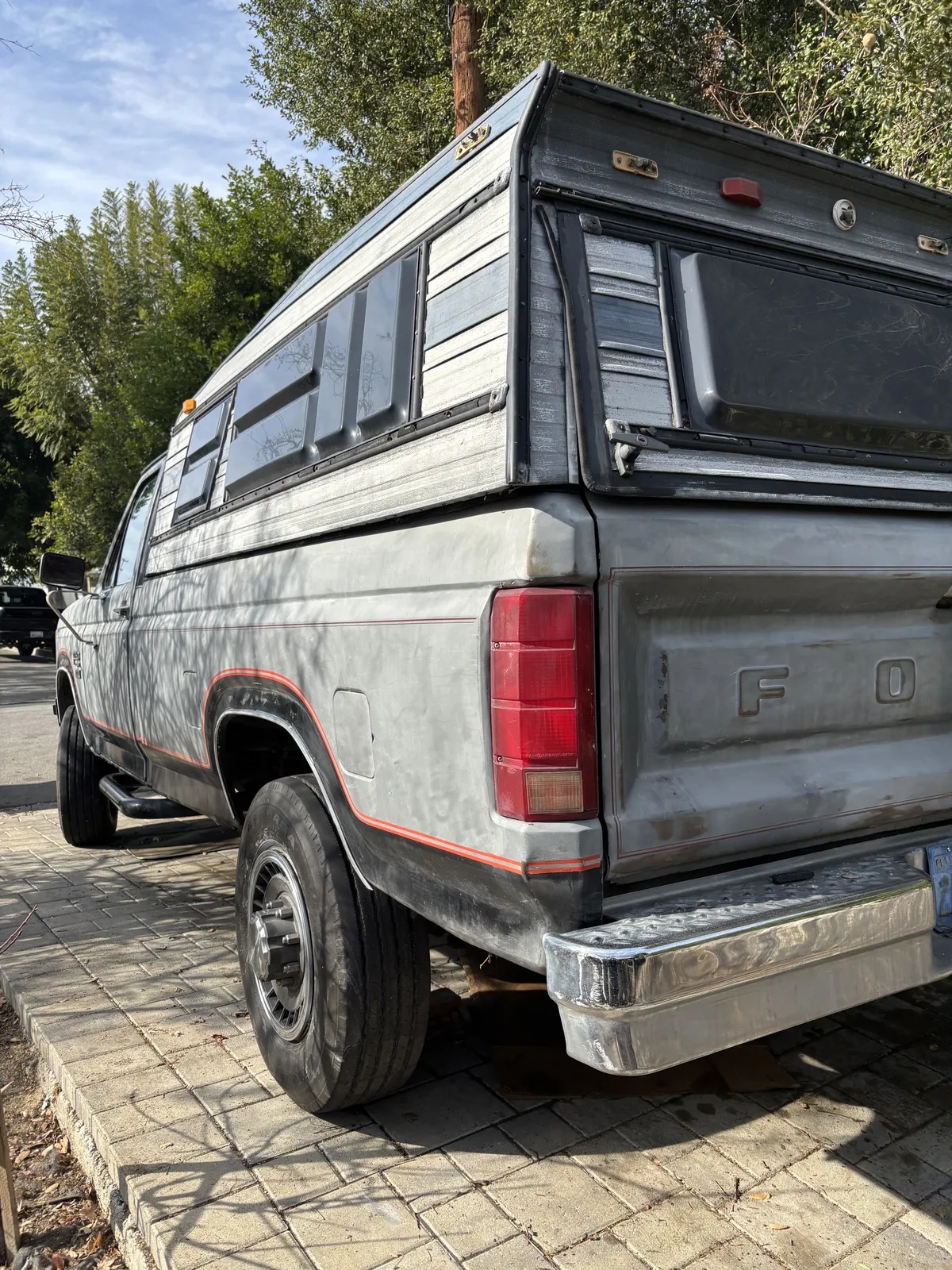 Ford-F-250-1984-Grey-Red-2
