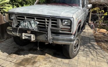 Ford-F-250-1984-Grey-Red