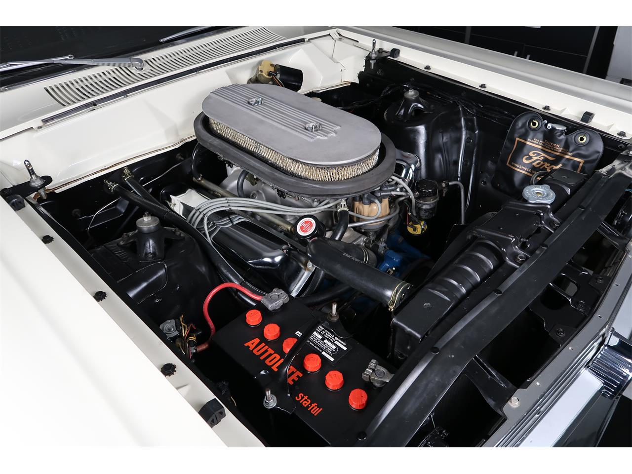 Ford-Fairlane-1966-Wimbledon-White-Black-13