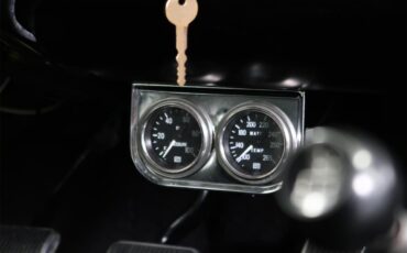 Ford-Fairlane-1966-Wimbledon-White-Black-58