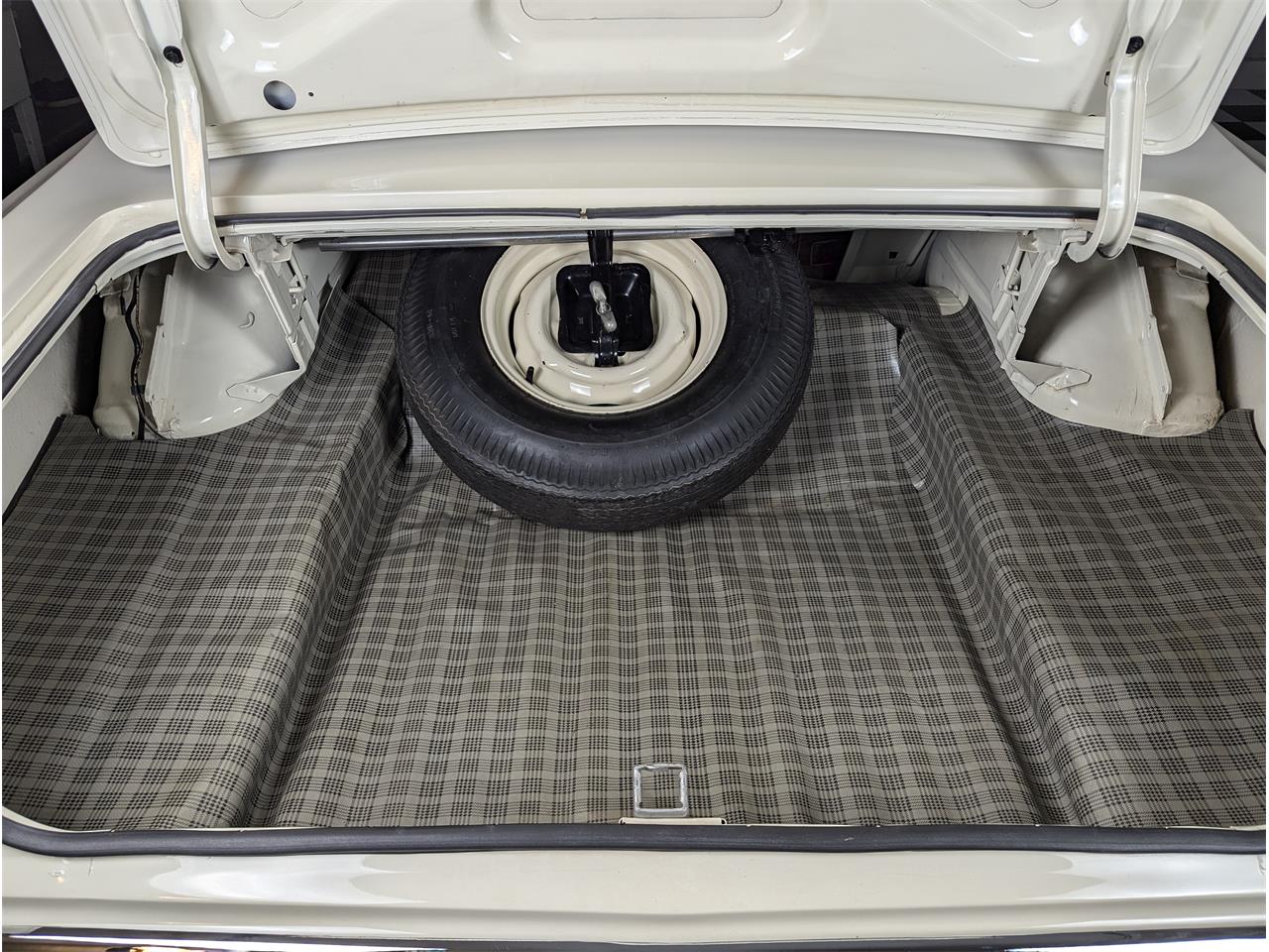 Ford-Fairlane-1966-Wimbledon-White-Black-64