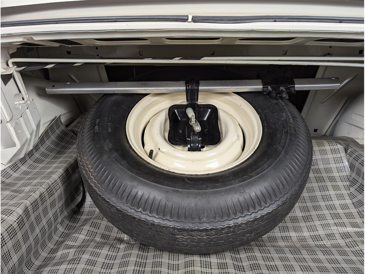 Ford-Fairlane-1966-Wimbledon-White-Black-65