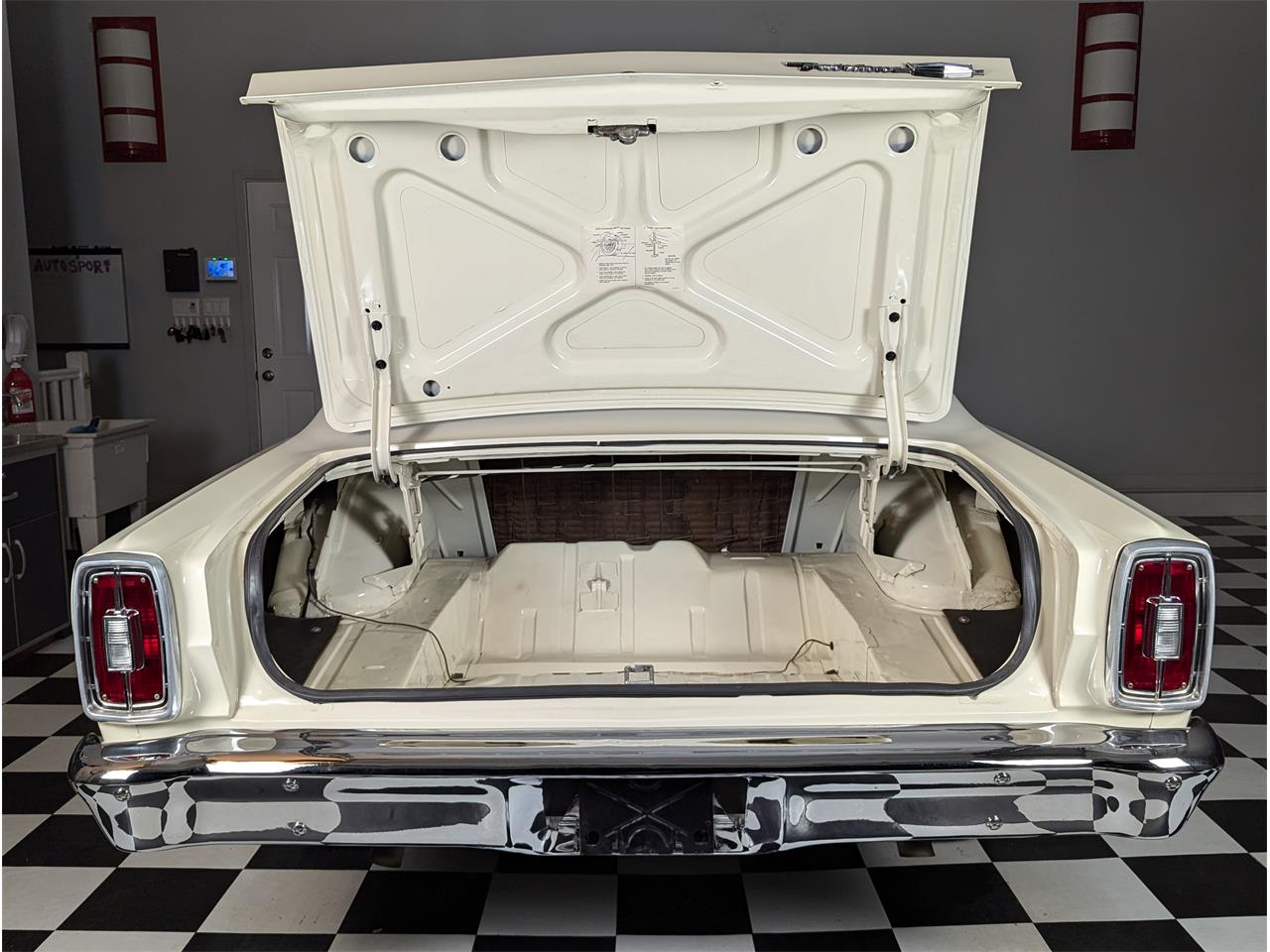 Ford-Fairlane-1966-Wimbledon-White-Black-66