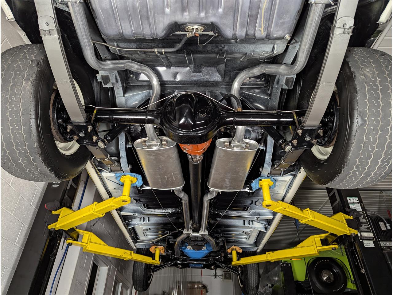 Ford-Fairlane-1966-Wimbledon-White-Black-75