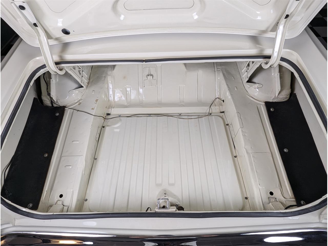 Ford-Fairlane-1966-Wimbledon-White-Black-88