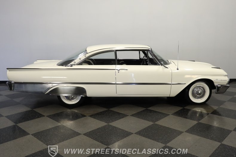 Ford-Galaxie-1961-Corinthian-White-Black-14
