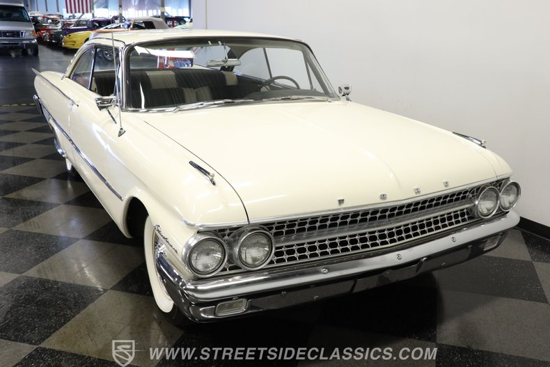 Ford-Galaxie-1961-Corinthian-White-Black-16