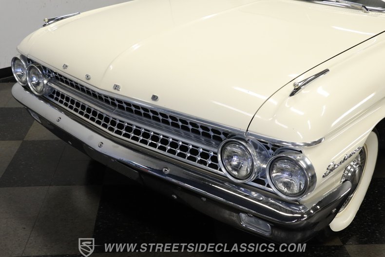 Ford-Galaxie-1961-Corinthian-White-Black-20