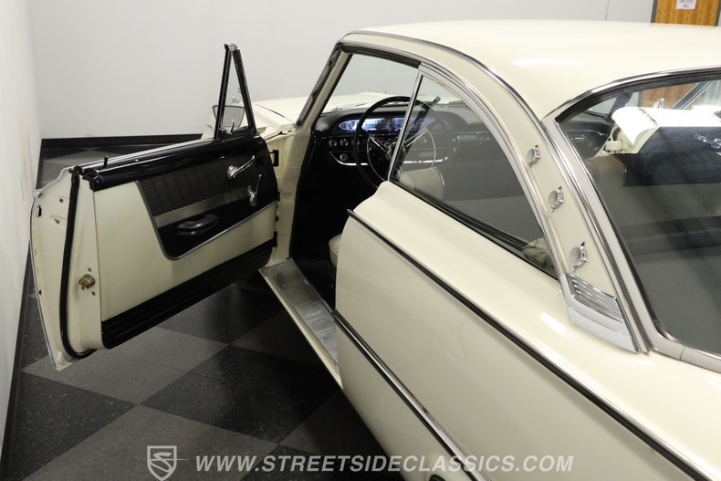 Ford-Galaxie-1961-Corinthian-White-Black-31