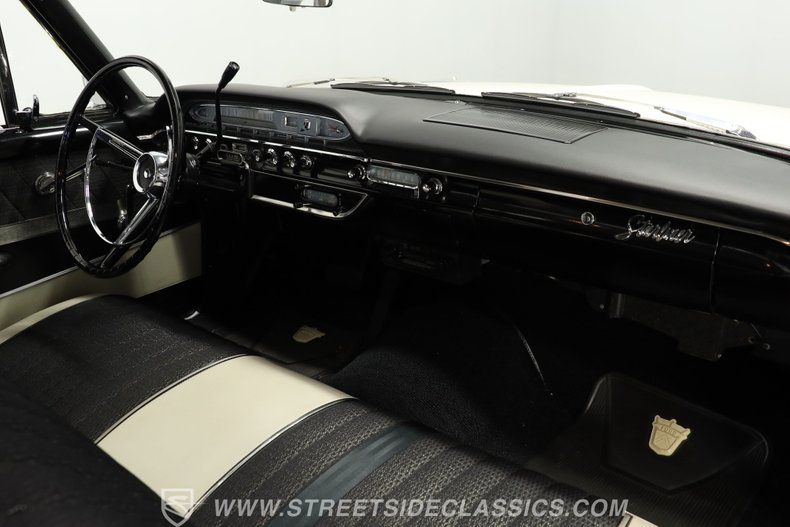 Ford-Galaxie-1961-Corinthian-White-Black-40