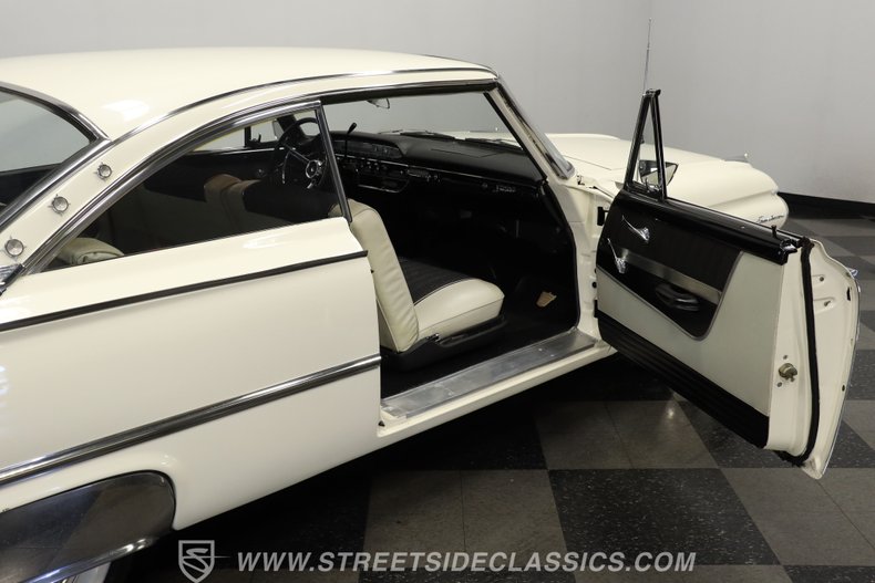 Ford-Galaxie-1961-Corinthian-White-Black-42