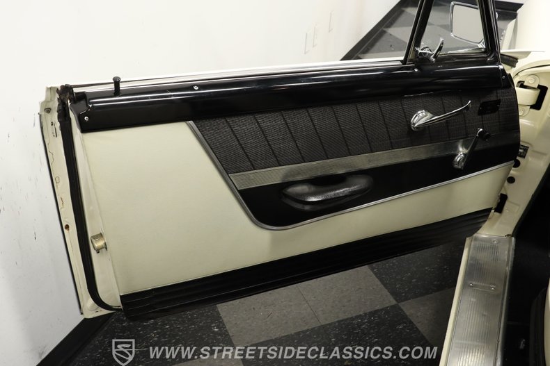 Ford-Galaxie-1961-Corinthian-White-Black-48