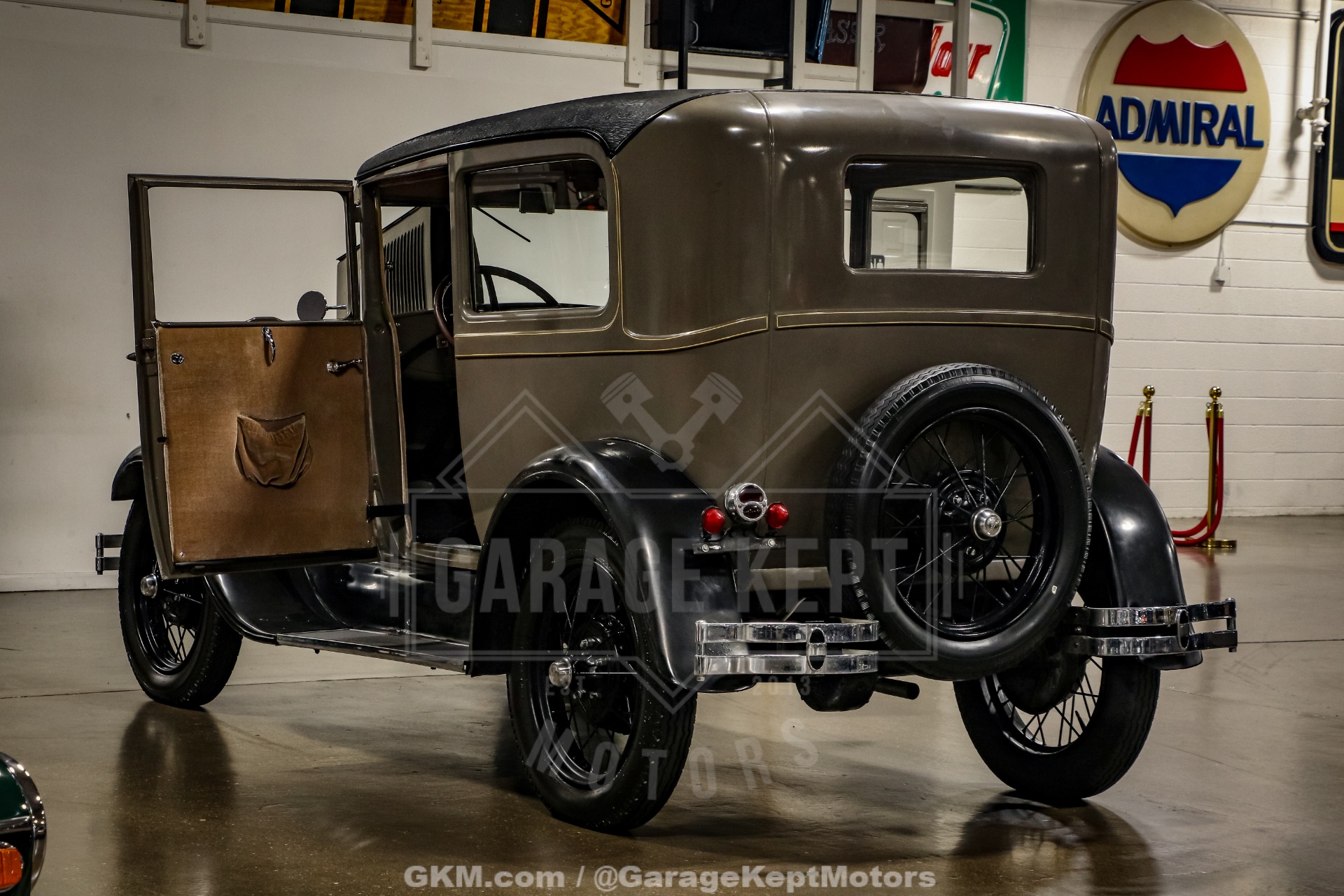 Ford-Model-a-1928-Brown-BeigeTan-1