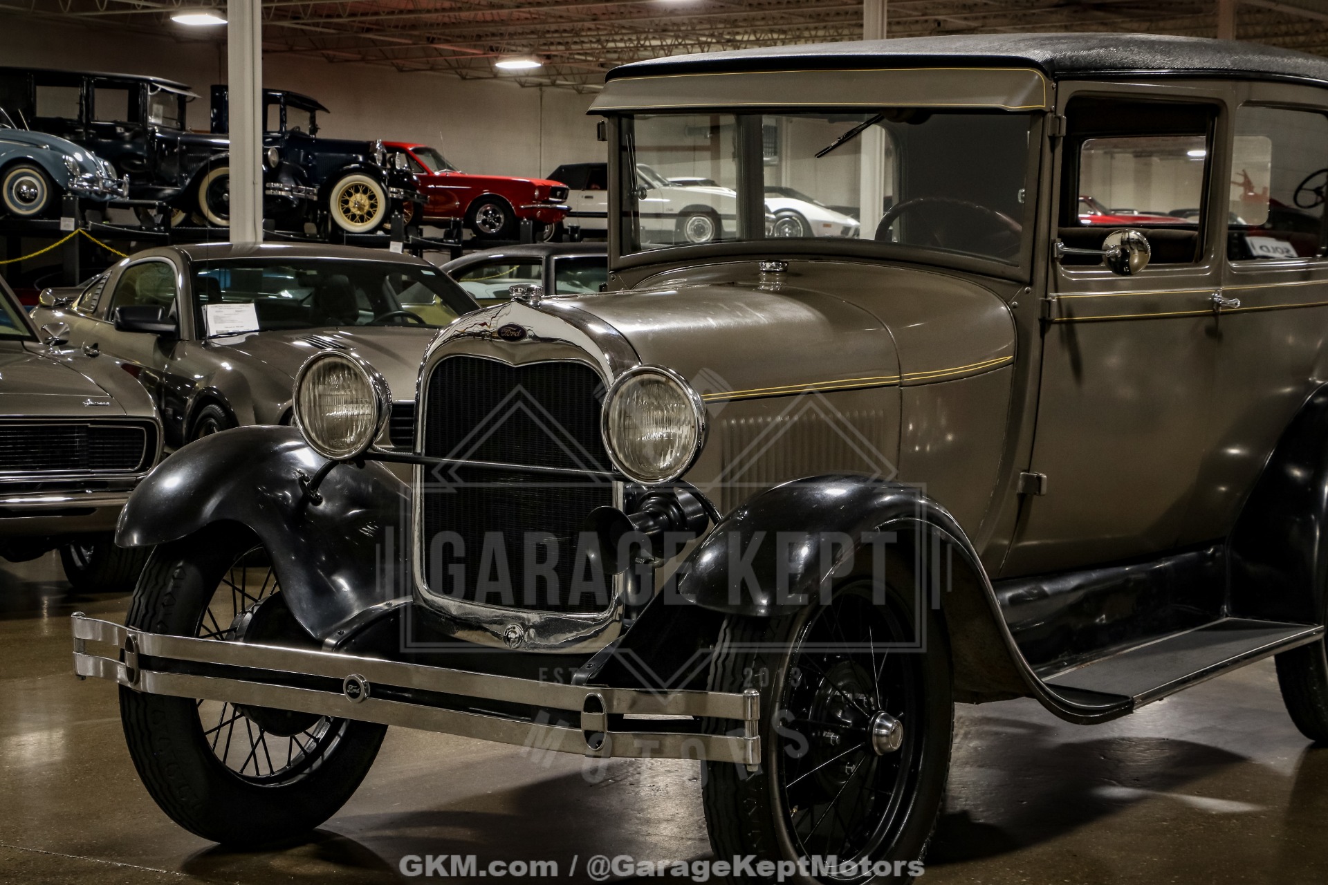 Ford-Model-a-1928-Brown-BeigeTan-31