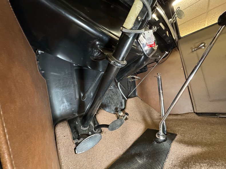 Ford-Model-a-1930-Black-Brown-37