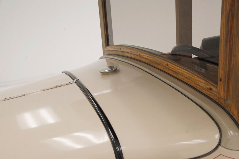 Ford-Model-a-1931-Beige-Black-14