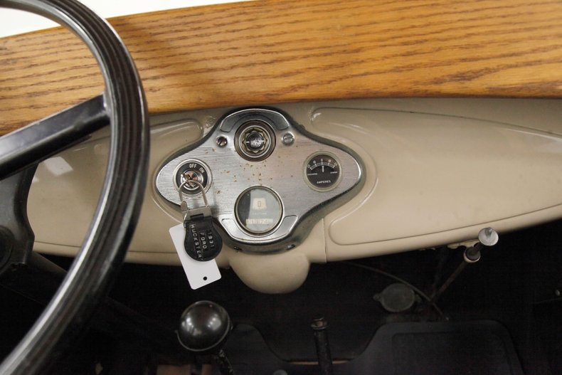 Ford-Model-a-1931-Beige-Black-25