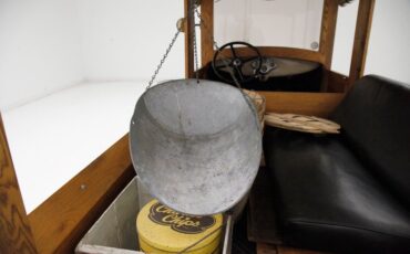 Ford-Model-a-1931-Beige-Black-34