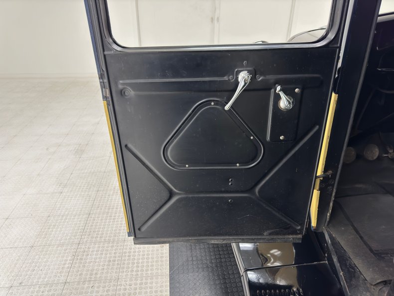 Ford-Model-bb-1932-Dark-Blue-Black-33