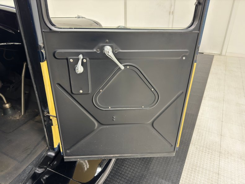 Ford-Model-bb-1932-Dark-Blue-Black-34