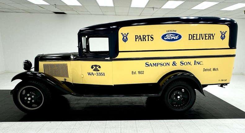 Ford-Model-bb-1932-Dark-Blue-Black