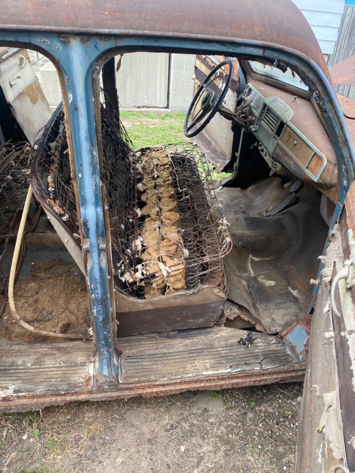 Ford-Mustang-1947-Sedan-3
