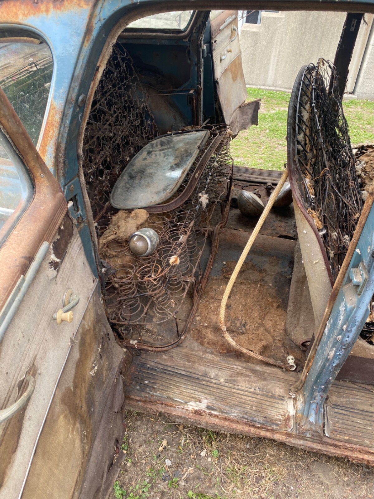 Ford-Mustang-1947-Sedan-4