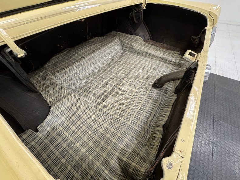 Ford-Mustang-1965-Phoenician-Yellow-Black-13