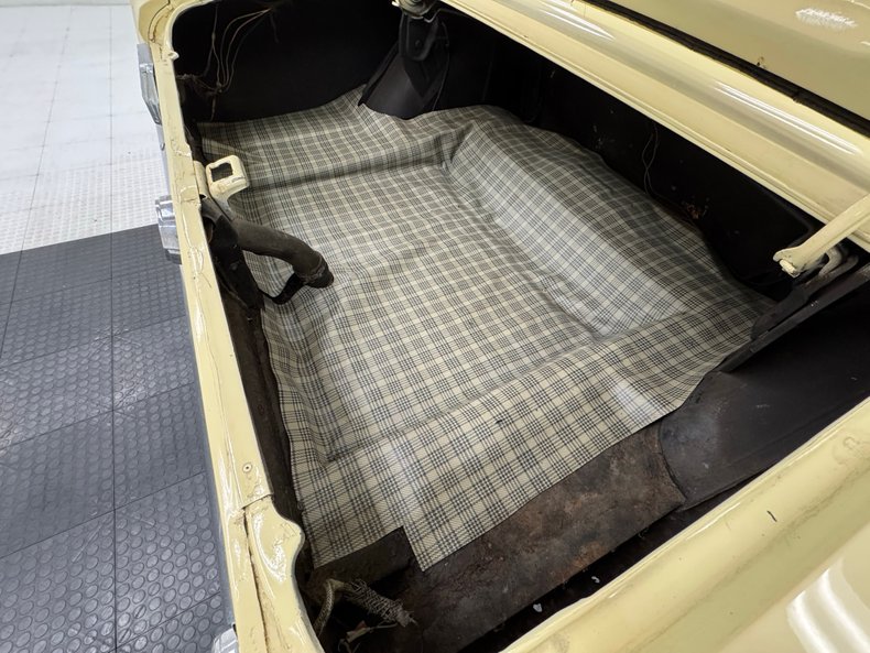 Ford-Mustang-1965-Phoenician-Yellow-Black-15