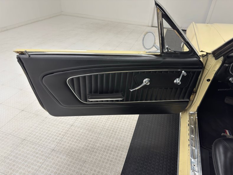 Ford-Mustang-1965-Phoenician-Yellow-Black-16