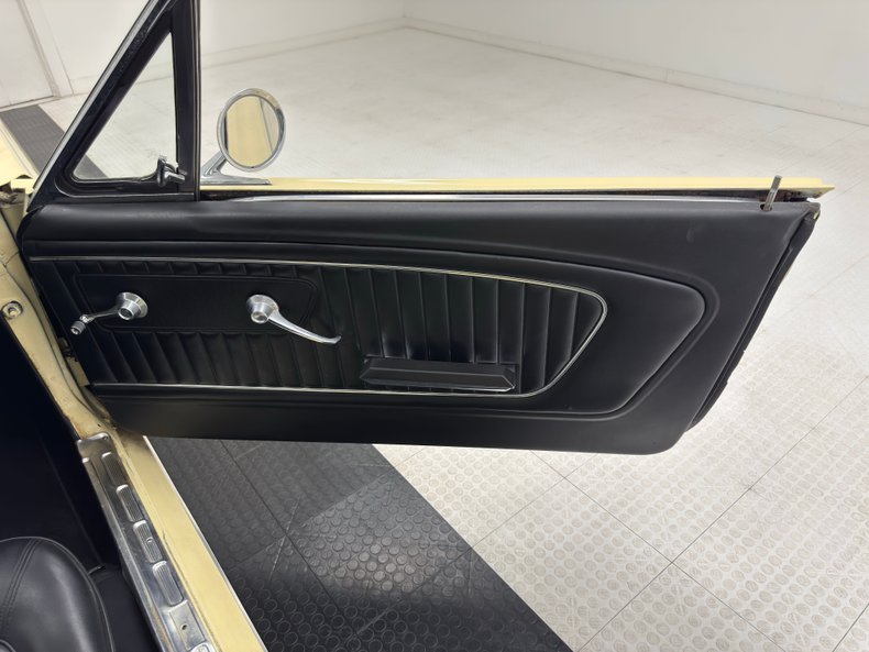 Ford-Mustang-1965-Phoenician-Yellow-Black-17