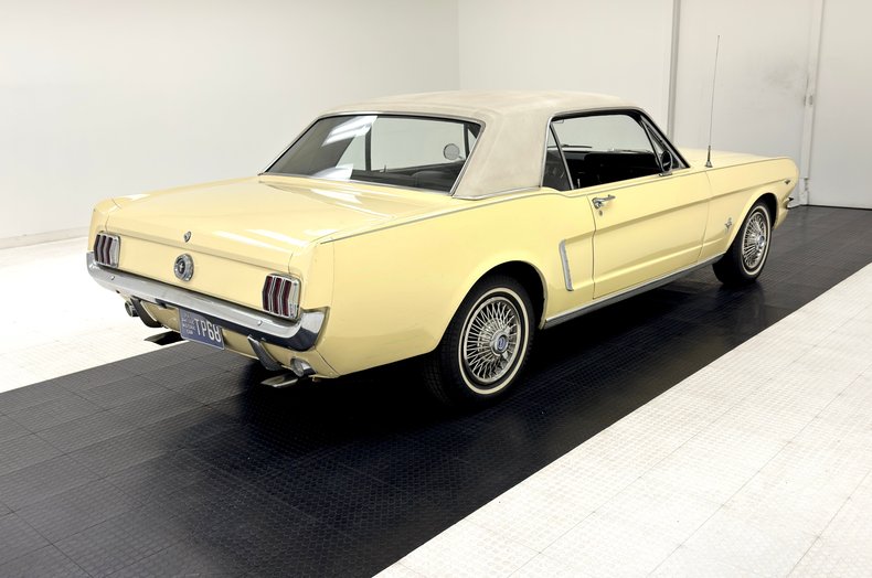 Ford-Mustang-1965-Phoenician-Yellow-Black-19