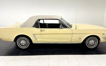 Ford-Mustang-1965-Phoenician-Yellow-Black-20