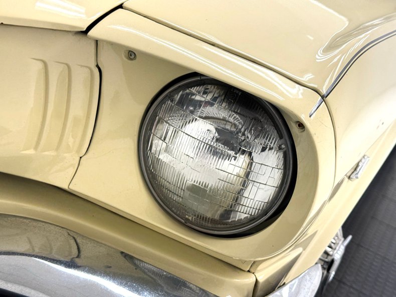 Ford-Mustang-1965-Phoenician-Yellow-Black-23