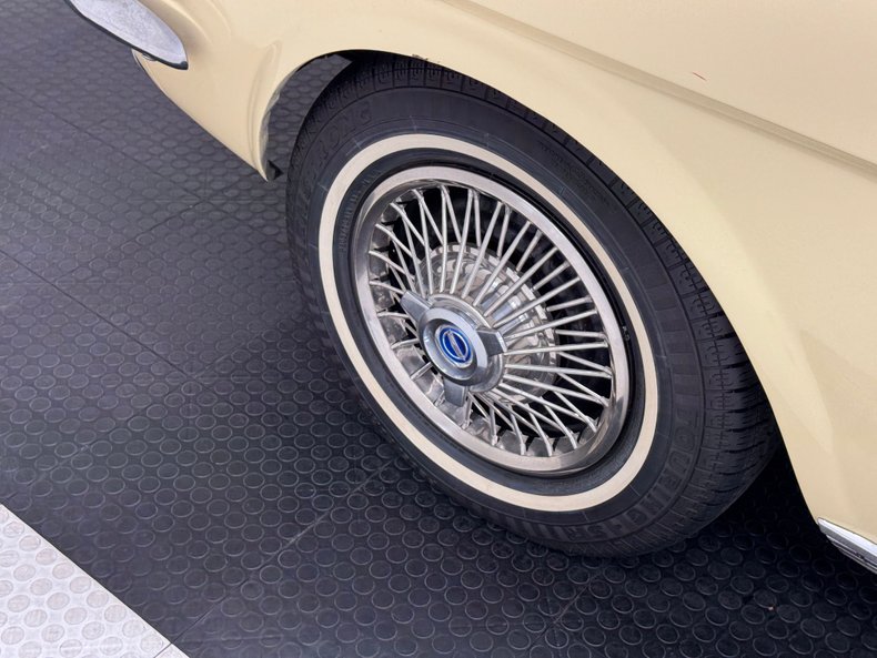 Ford-Mustang-1965-Phoenician-Yellow-Black-25