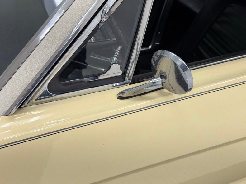 Ford-Mustang-1965-Phoenician-Yellow-Black-29