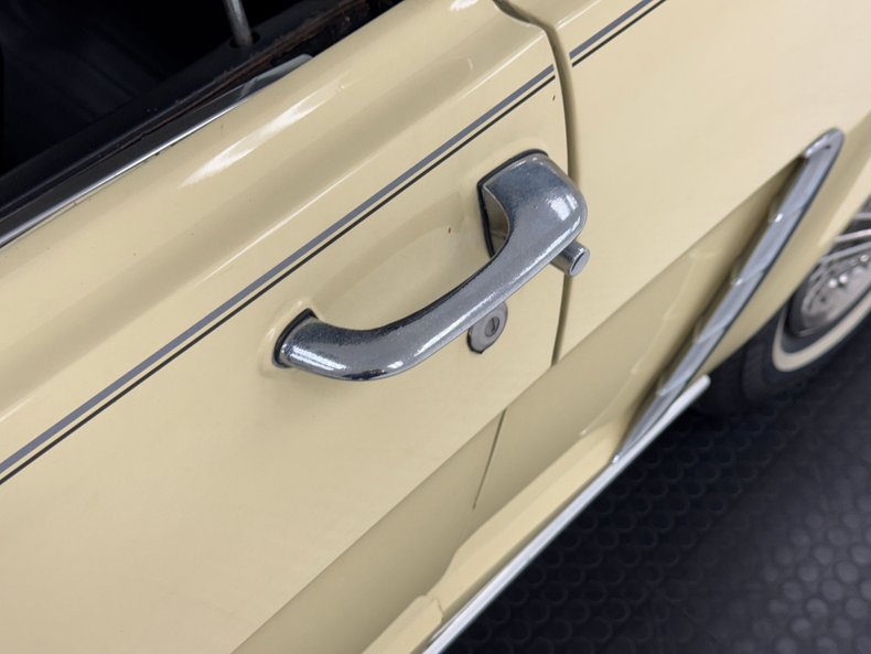 Ford-Mustang-1965-Phoenician-Yellow-Black-30