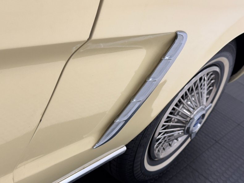 Ford-Mustang-1965-Phoenician-Yellow-Black-31